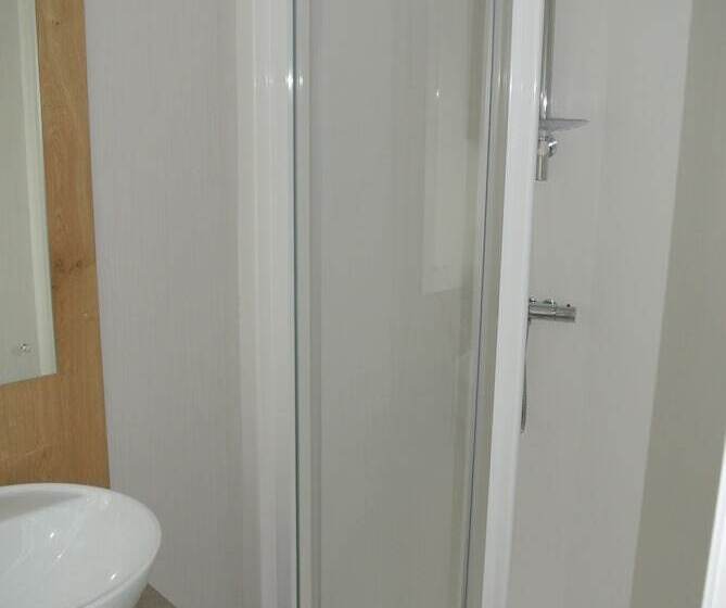 בית מלון כפרי Royal Oak Caravan Park