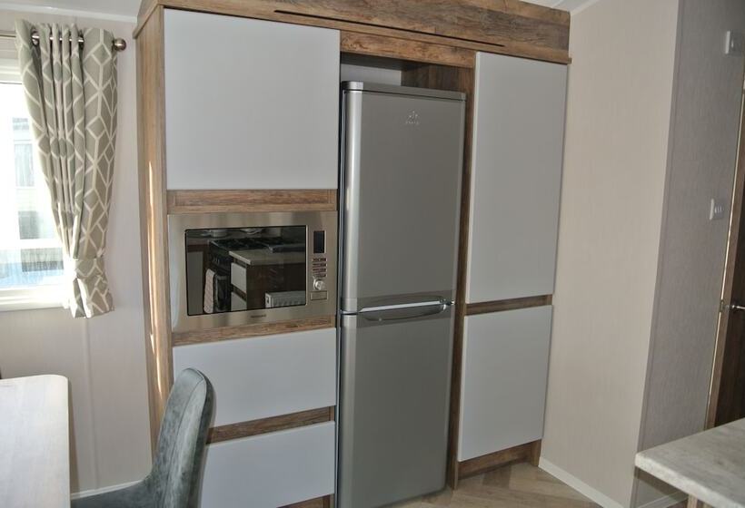 בית מלון כפרי Royal Oak Caravan Park