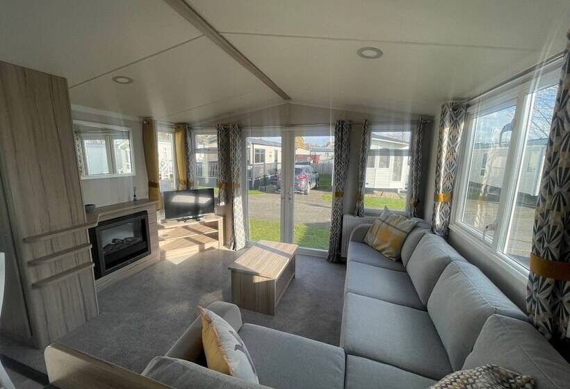 בית מלון כפרי Royal Oak Caravan Park