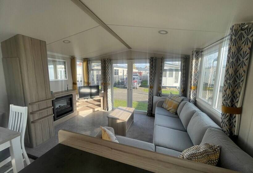 בית מלון כפרי Royal Oak Caravan Park