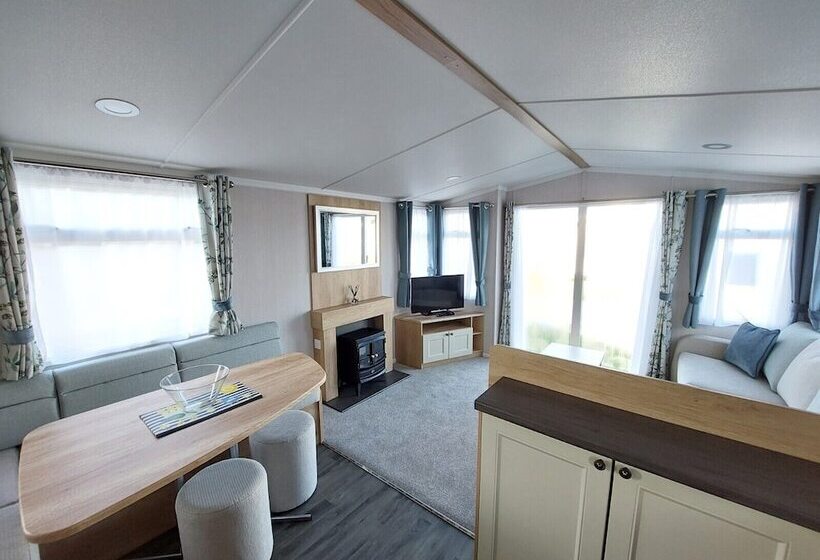 בית מלון כפרי Royal Oak Caravan Park