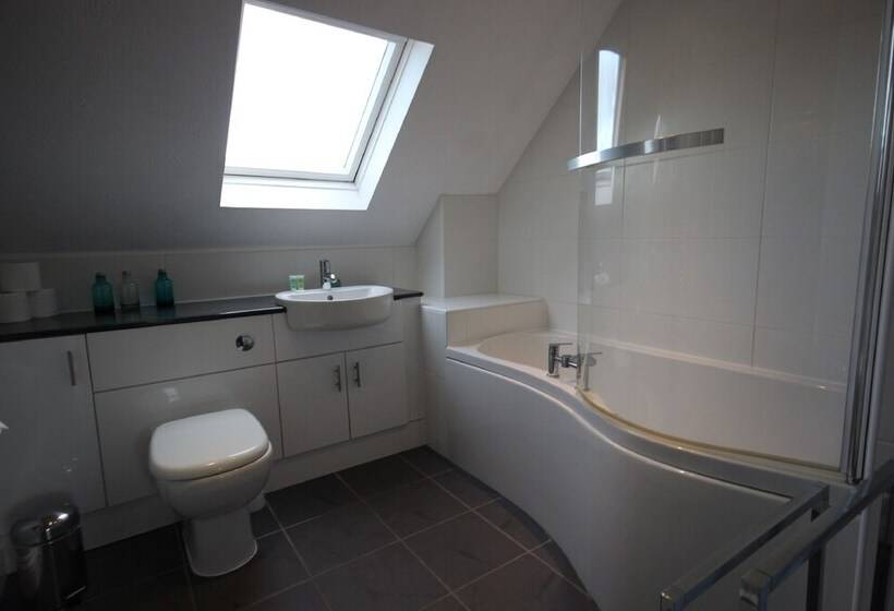 Отель The Poppies