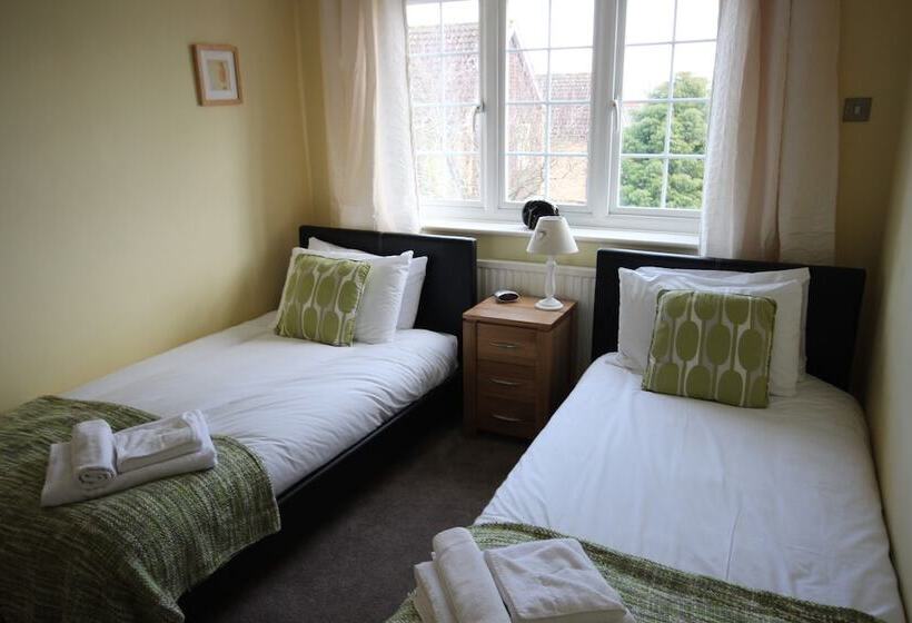 Отель The Poppies