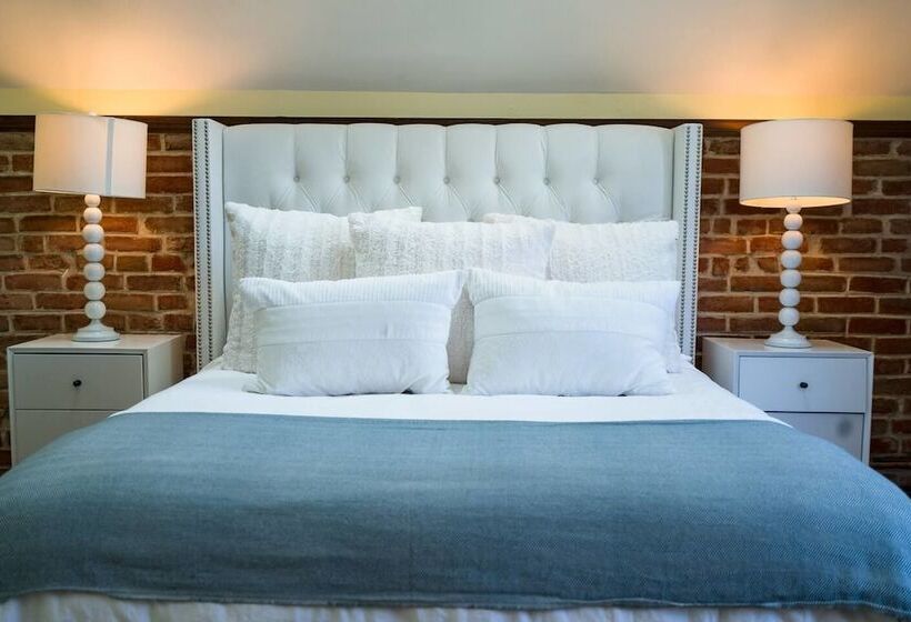 Newly Renovated Rino Retreat