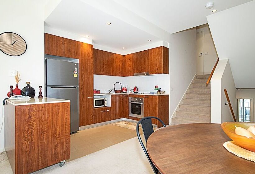 Spacious 1 Bedroom Apartment With Parking