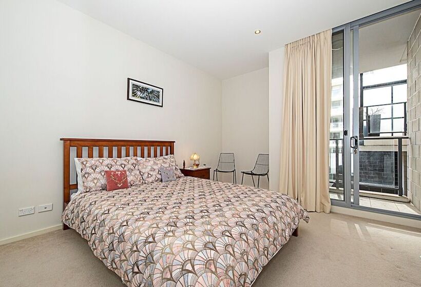 Spacious 1 Bedroom Apartment With Parking