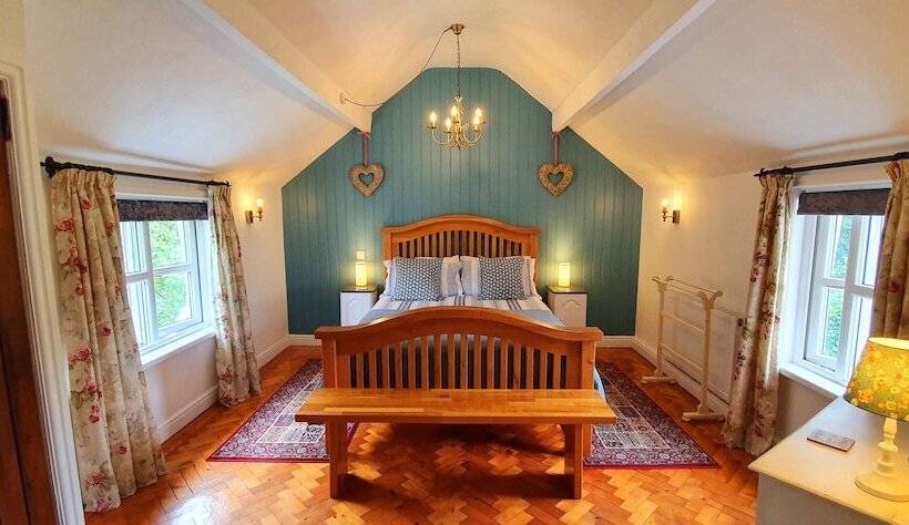 Vale View Cottages   The Coach House