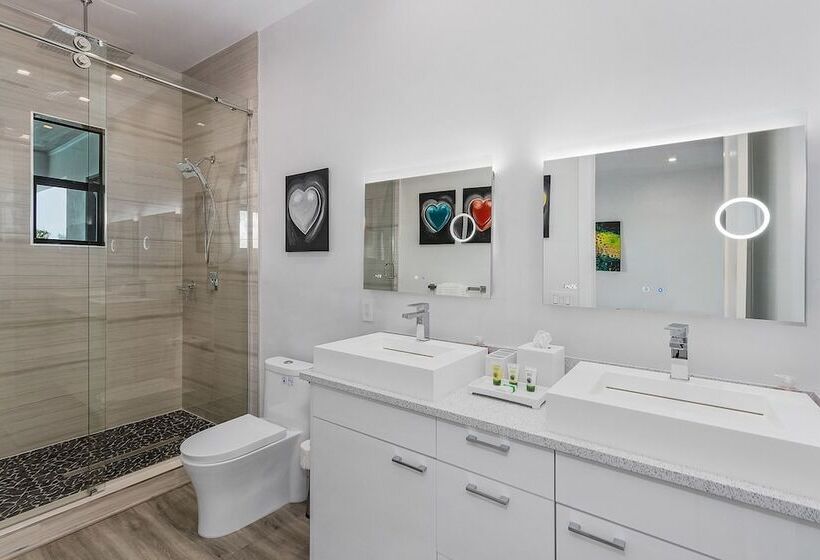 Villa Cosmopolitan By Vacationhit