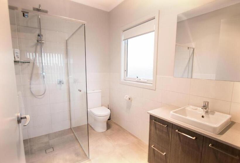 Wellington Lake Retreat