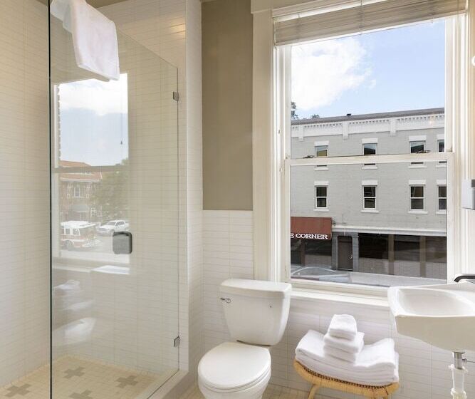 The Jesse Hotel & Bar