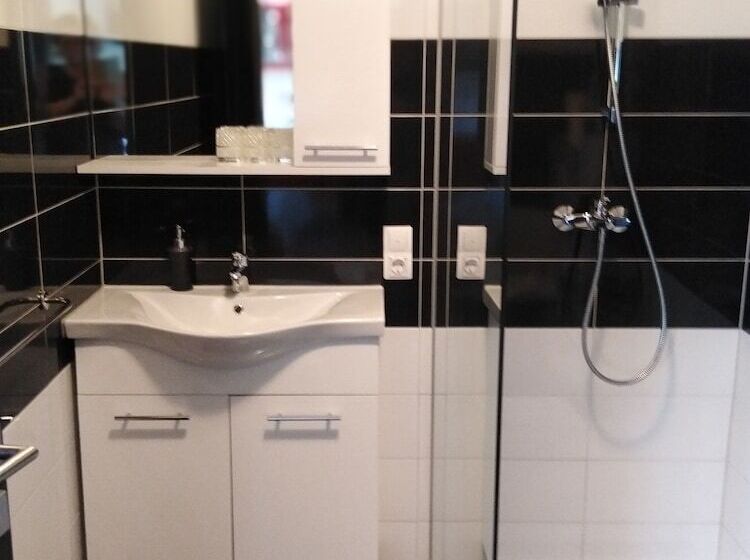 פנסיון Guest House First Stop