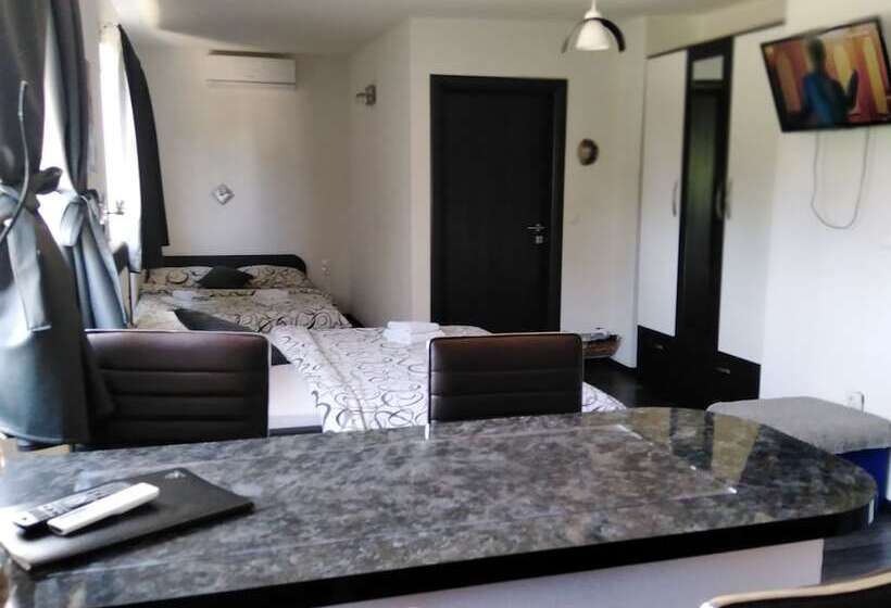 פנסיון Guest House First Stop