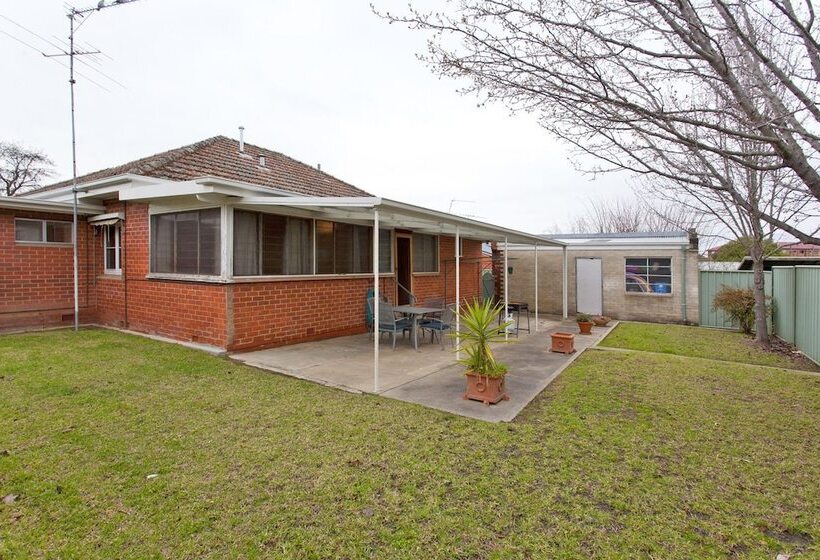 Red Brick Beauty   Central Cottage