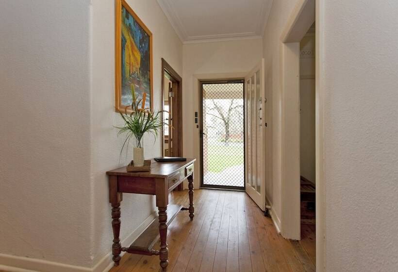 Red Brick Beauty   Central Cottage