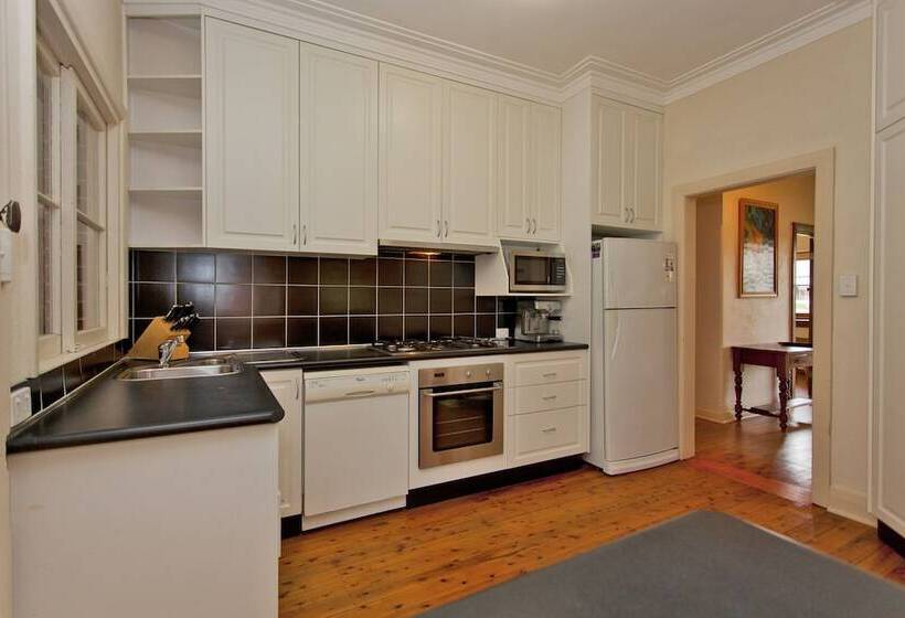 Red Brick Beauty   Central Cottage