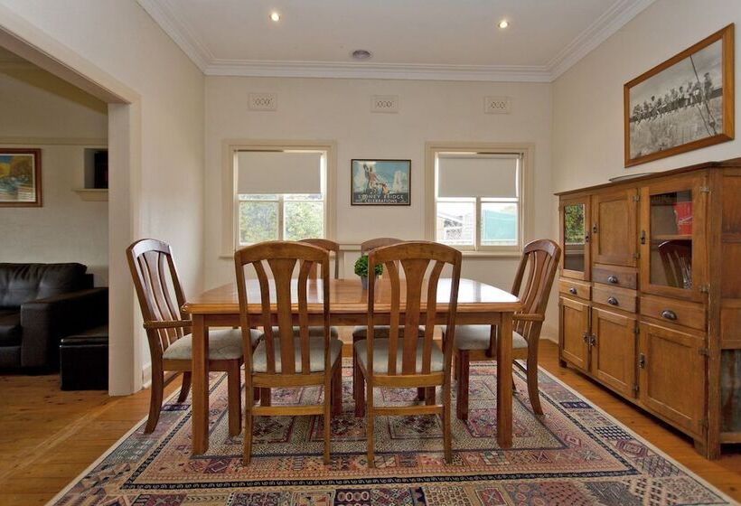 Red Brick Beauty   Central Cottage