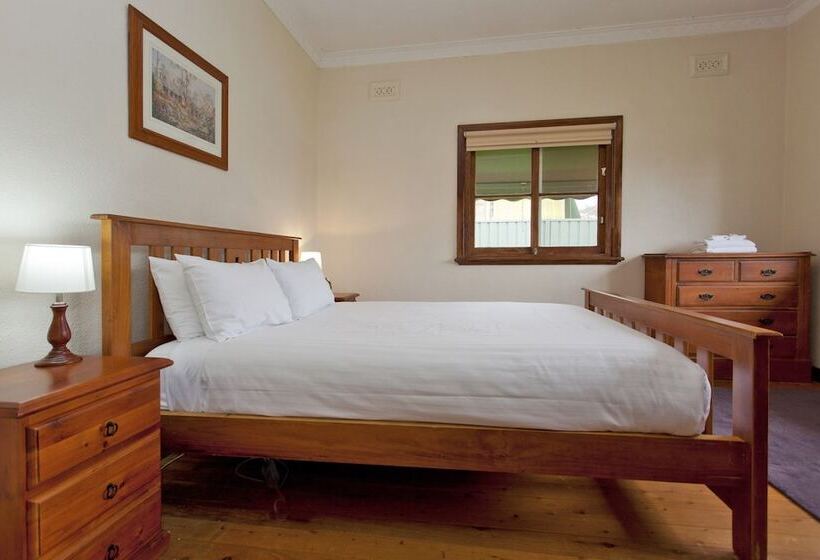 Red Brick Beauty   Central Cottage