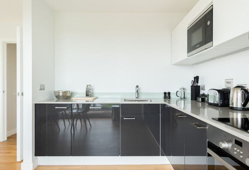 2 Bed 2 Bath Greenwich Apart.   London