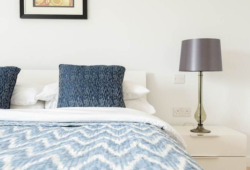 2 Bed 2 Bath Greenwich Apart.   London