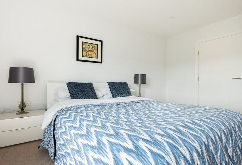 2 Bed 2 Bath Greenwich Apart.   London