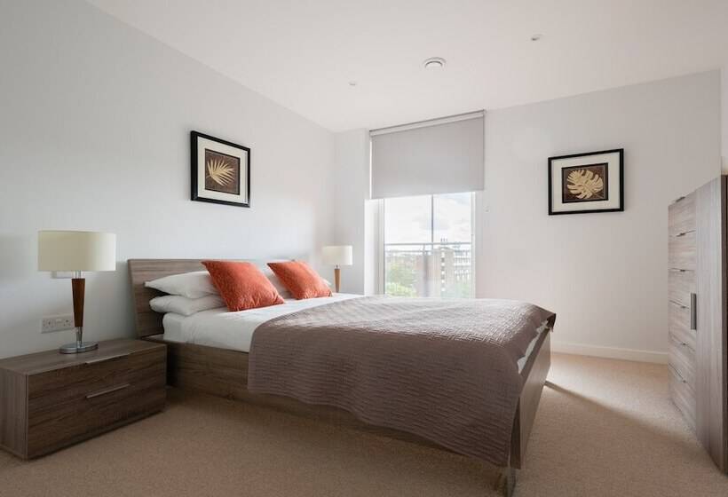 2 Bed 2 Bath Greenwich Apart.   London