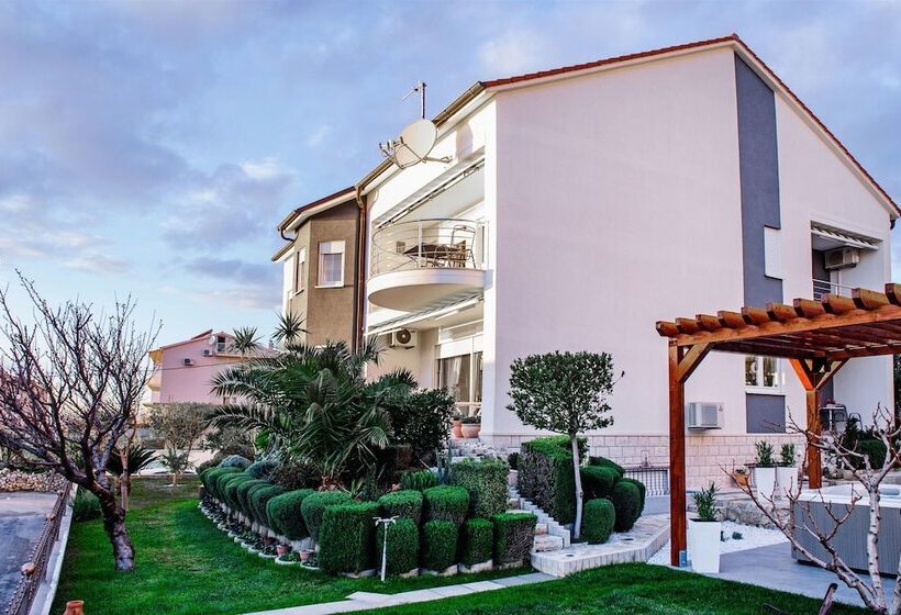 Apartment And Rooms Ana