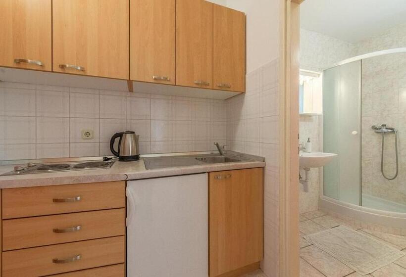 Apartments And Rooms By The Sea Vodice   6182