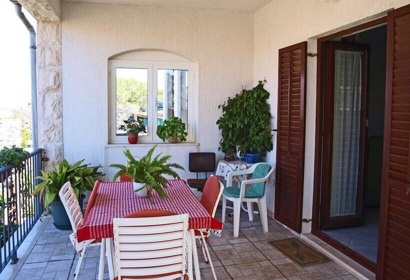 Apartments Janja Postira