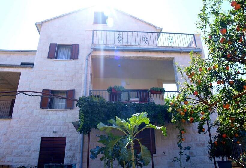 Apartments Janja Postira