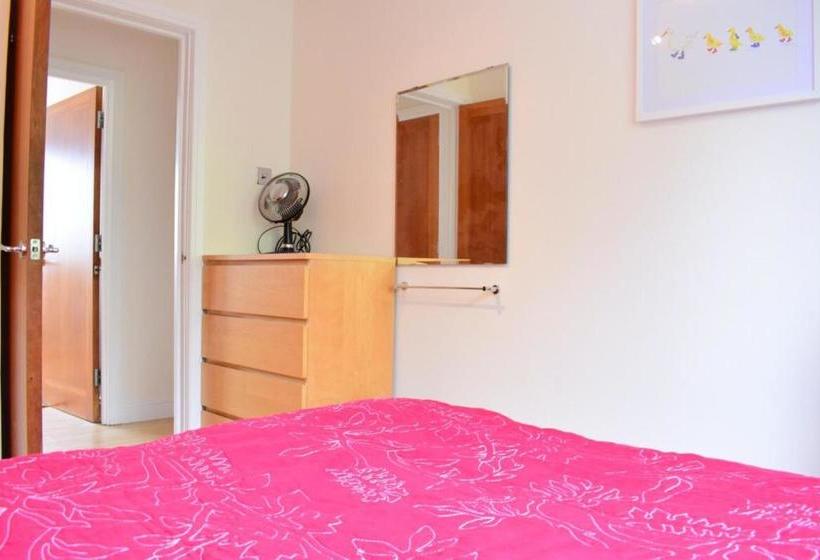 Bright 4 Bed Flat In Stepney Green