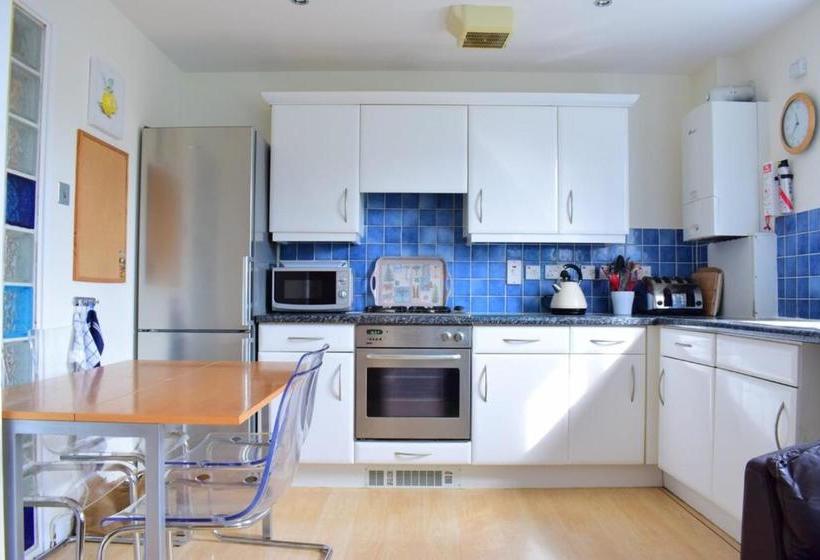Bright 4 Bed Flat In Stepney Green