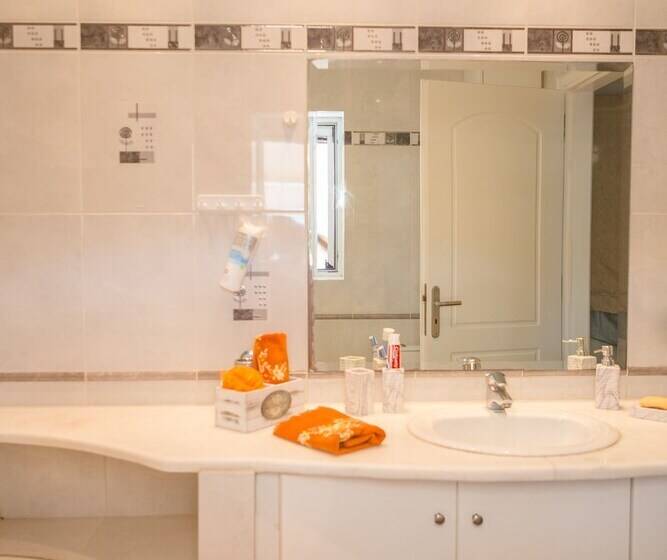 Bright & Spacious Two Floor Family Garden Home