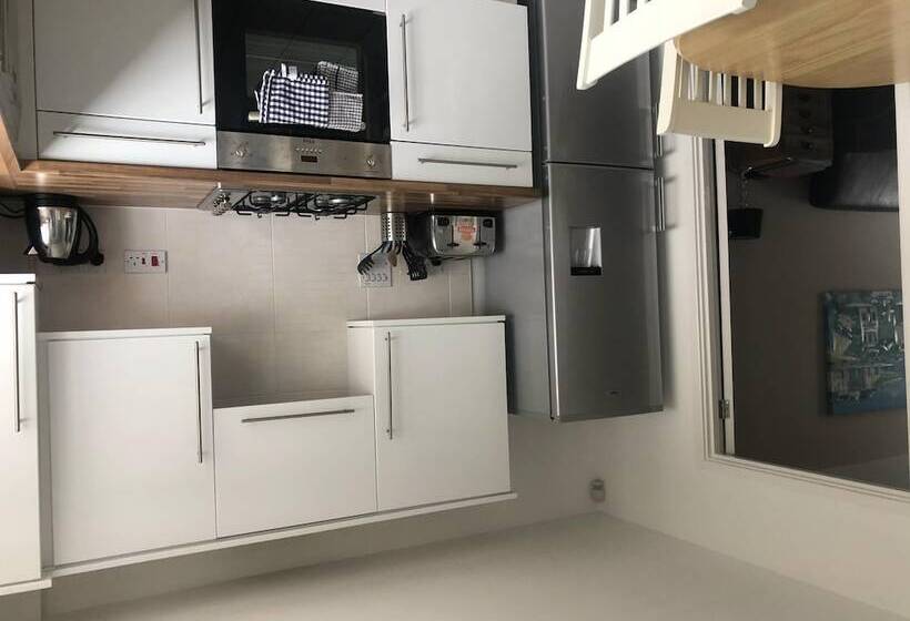 Fabulous House Very Near Charlestown Harbour