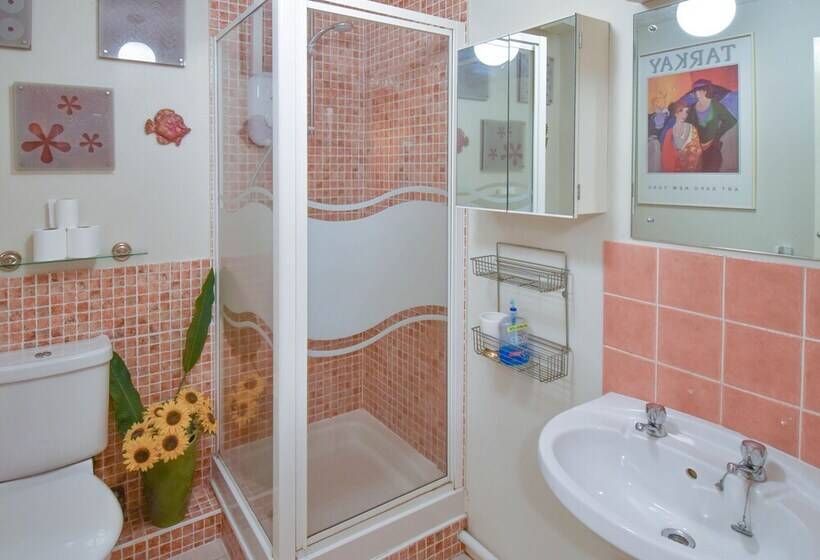 Large 3 Bed Sleep 6 Central Mk