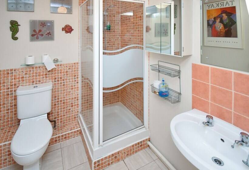 Large 3 Bed Sleep 6 Central Mk