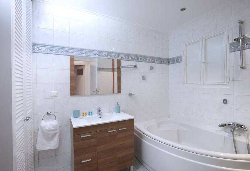 Palaio Faliro, Bright And Spacious Apartment