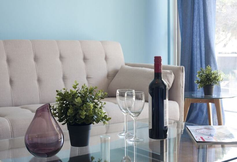 Palaio Faliro, Bright And Spacious Apartment