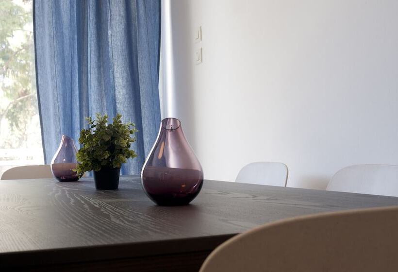 Palaio Faliro, Bright And Spacious Apartment