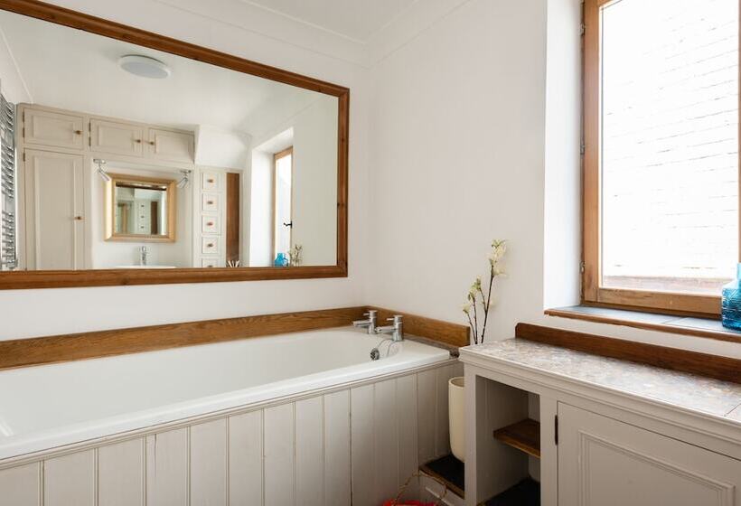 The Madras Cottage  Bright 3bdr Home With Garden