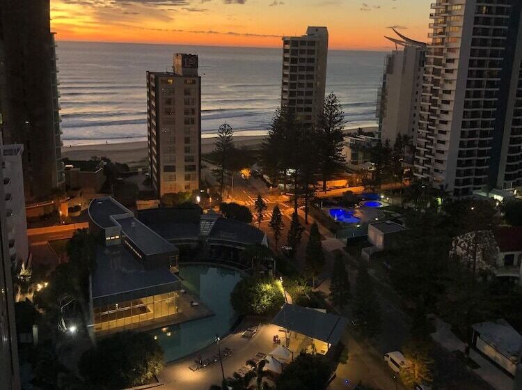 Upmarket Apartment At Beach