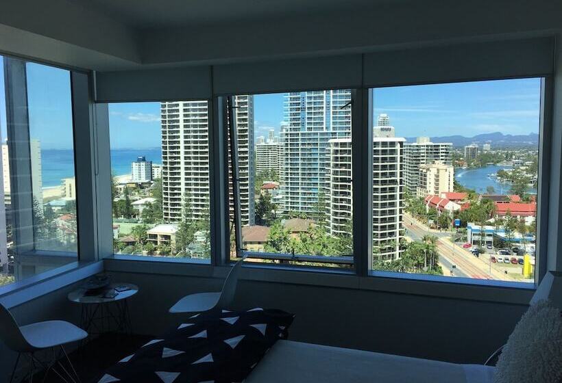 Upmarket Apartment At Beach