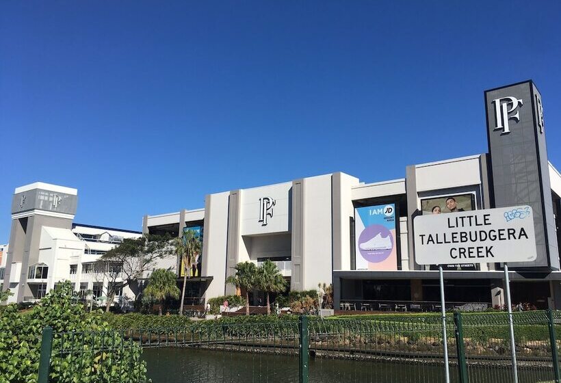 Upmarket Apartment At Beach