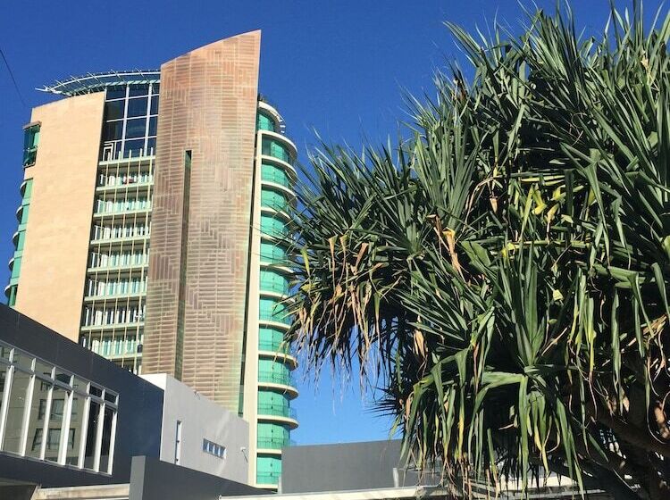 Upmarket Apartment At Beach