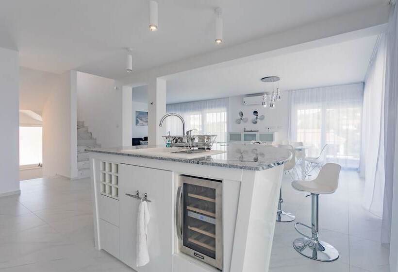 Villa Compass Luxury In A Natural Bay