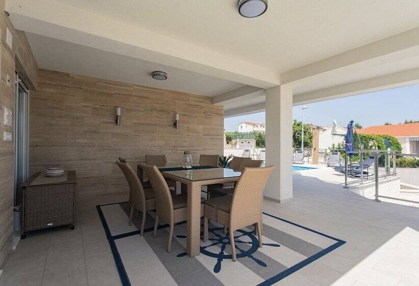 Villa Compass Luxury In A Natural Bay