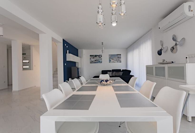 Villa Compass Luxury In A Natural Bay