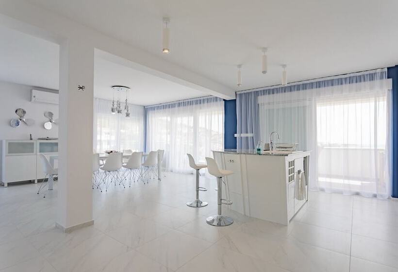 Villa Compass Luxury In A Natural Bay