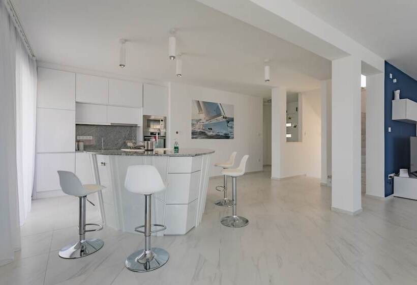 Villa Compass Luxury In A Natural Bay