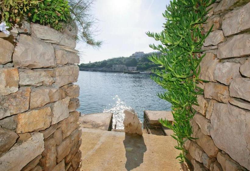 Apartment By The Sea