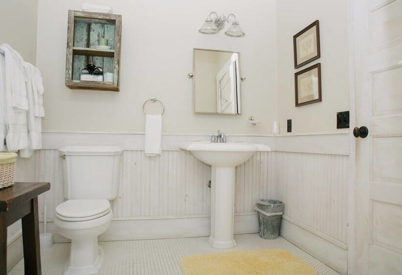 Ball House And Cottages